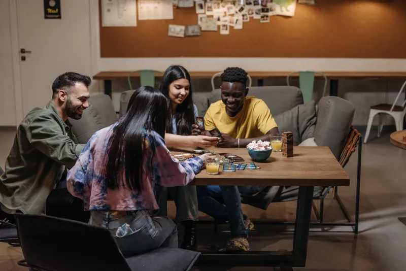 De Catan a Exploding Kittens: la guía definitiva para elegir el juego de mesa que romperá el hielo en tu próxima reunión