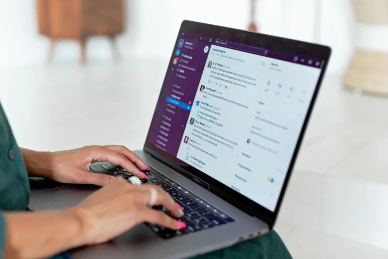 El primer mensaje que nunca enviaste: la psicología del lurker que por fin se atreve a hablar